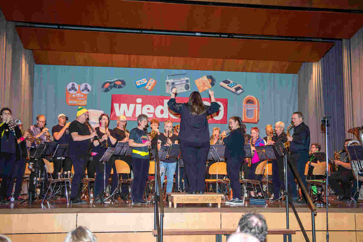 Der Musikverein Helvetia Marthalen mit Dirigentin Ruth Suppiger.