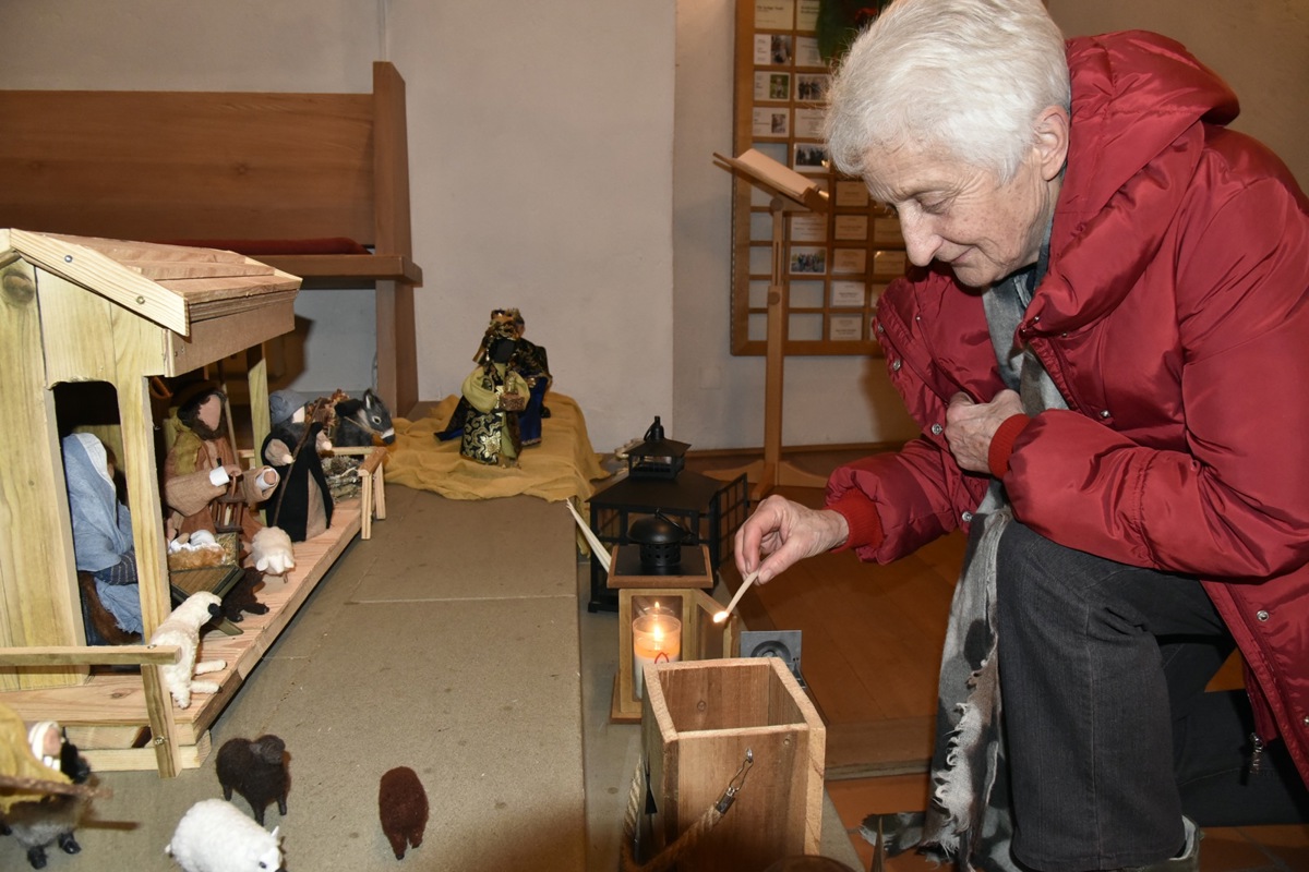 Bis Heiligabend kann das Friedenslicht zwischen 8 und 21 Uhr in der Kirche Dorf geholt werden. Kerze mitbringen.