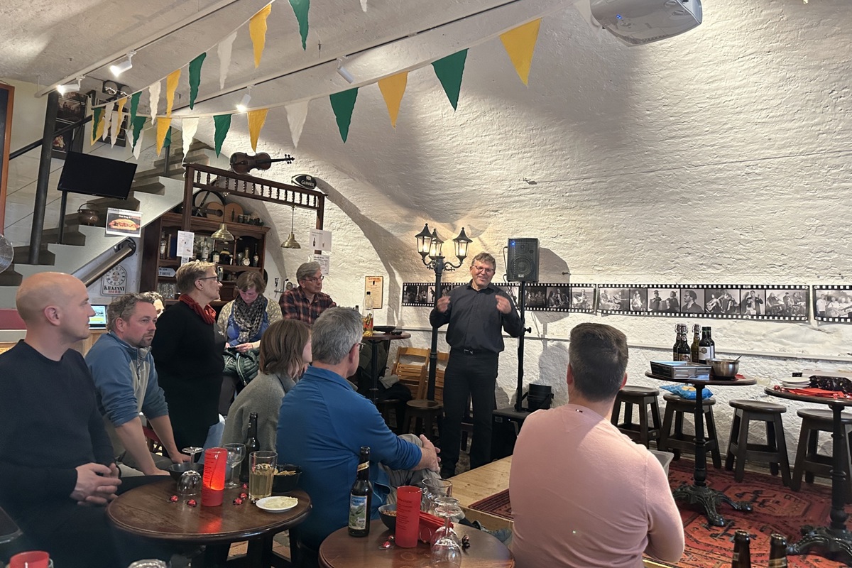 Die Politik oder «das staatsbürgerliche Interesse» war der Auslöser und hat weiterhin Bedeutung im Gemeindeverein Ossingen: Im April 2024 lud er zu Pop-up-Politik ins Pop-Up-Pub Herminenkeller, einen ehemaligen Kartoffelkeller.