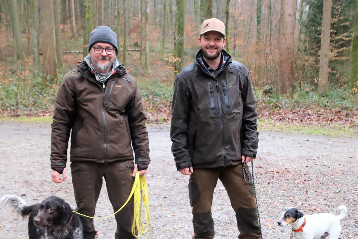 Urs Engler (l.) und Simon Saller stellten zwei Neuzuzüger im Jagdrevier vor.
