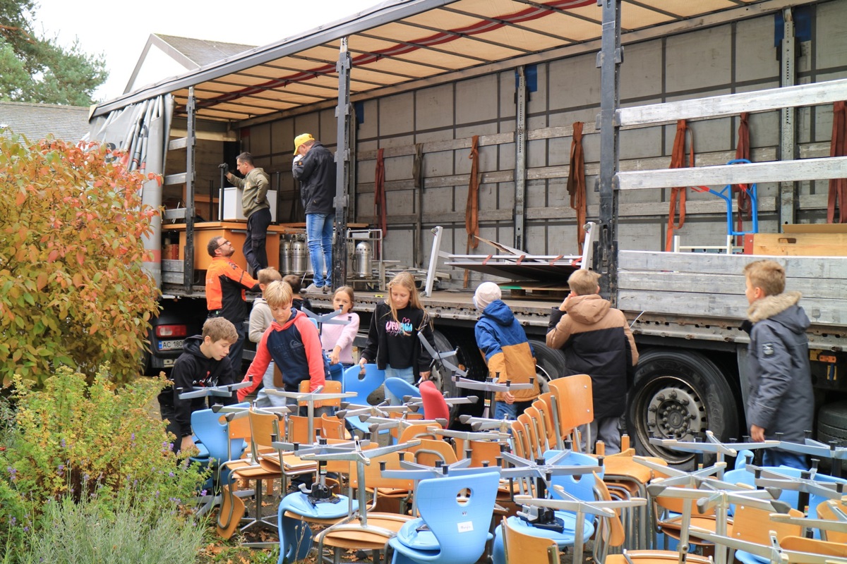 Ein Teil der Sechstklässler aus Andelfingen sowie Mitglieder des Lions Clubs helfen beim Verladen.