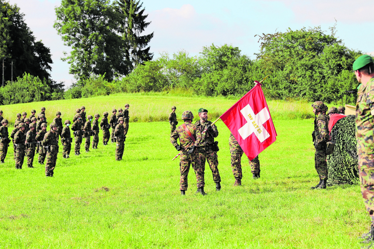 Ein letzter Blick auf die Fahne des Bataillons – Fabio La Nave (mit Béret) muss das Kommando abgeben. Der Berner wählte dafür seinen Wahlwohnort.