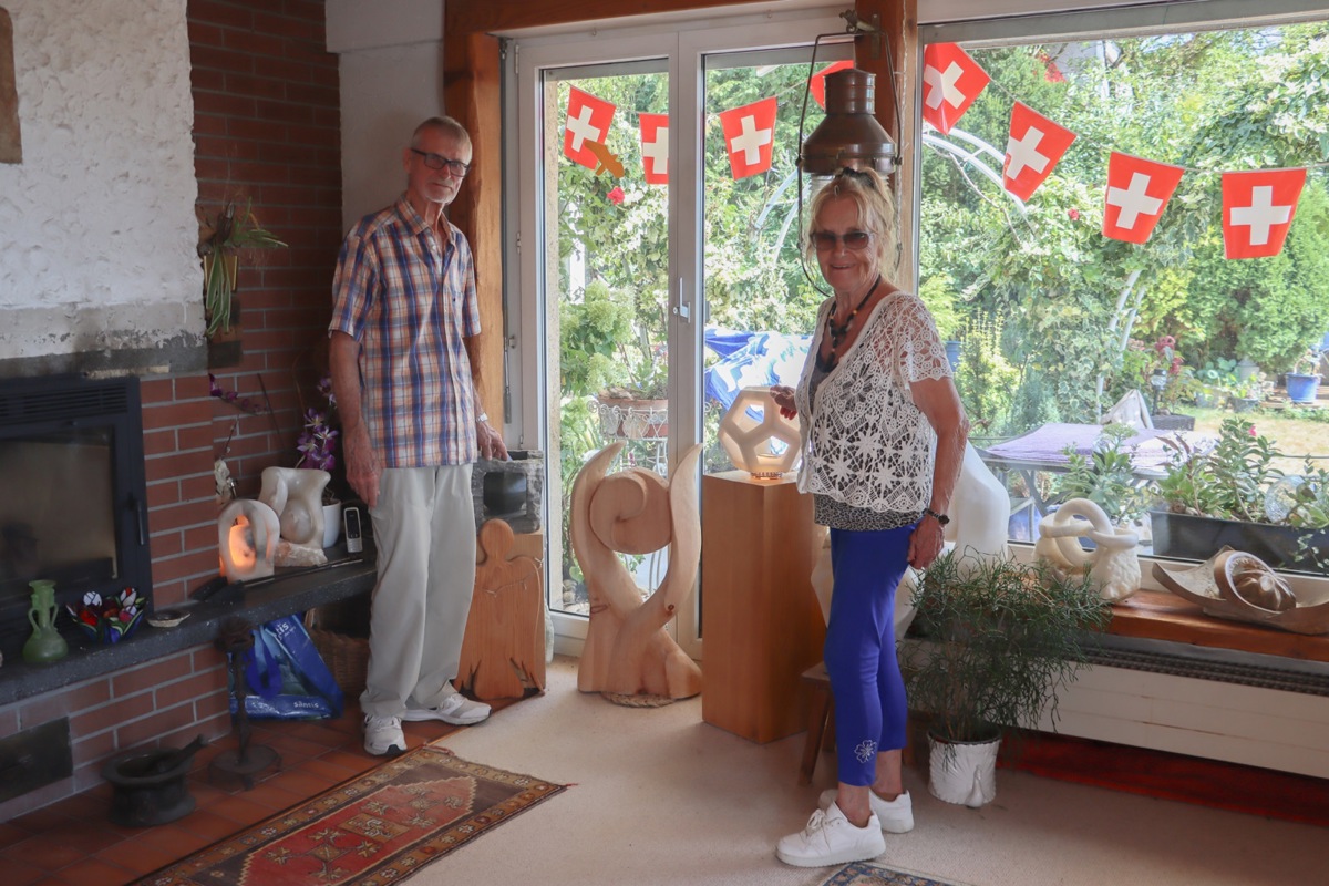 Werner und Rose-Marie Bär umgeben von den Skulpturen, die in den vergangenen knapp 20 Jahren entstanden sind.