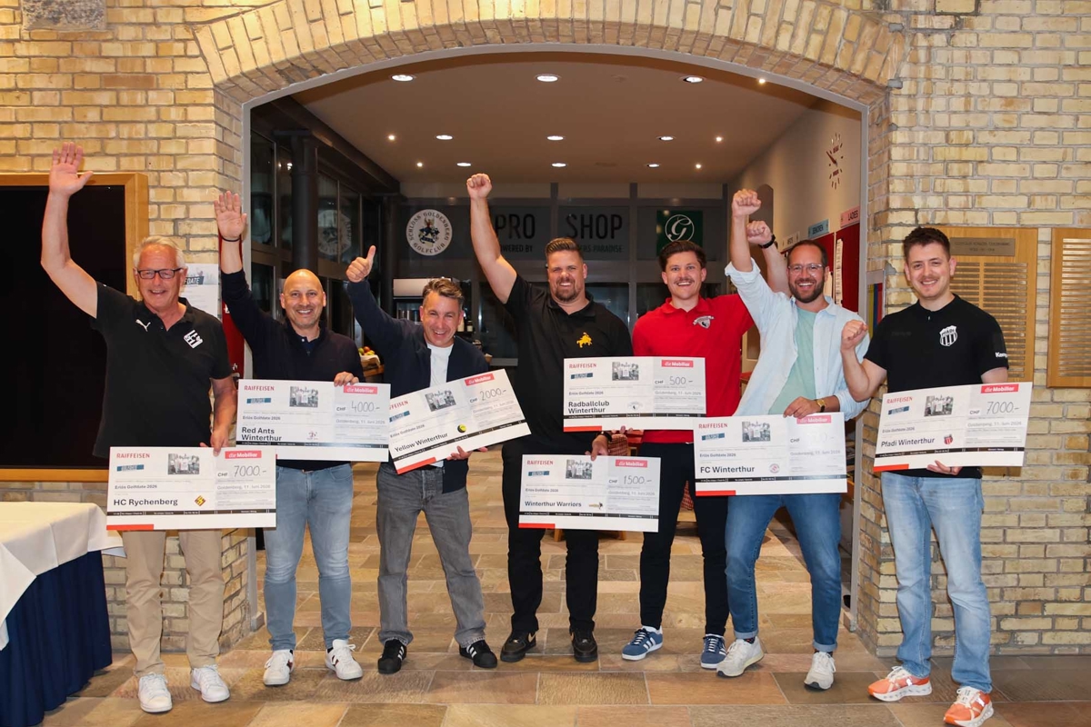 Die Vertreter der sieben Winterthurer Sportvereine HCR, Red Ants, Yellow, Warriors, RCW, FCW und Pfadi freuen sich vor dem Eingang zum Golfclub Schloss Goldenberg über den finanziellen Zustupf für ihre Nachwuchsabteilungen.