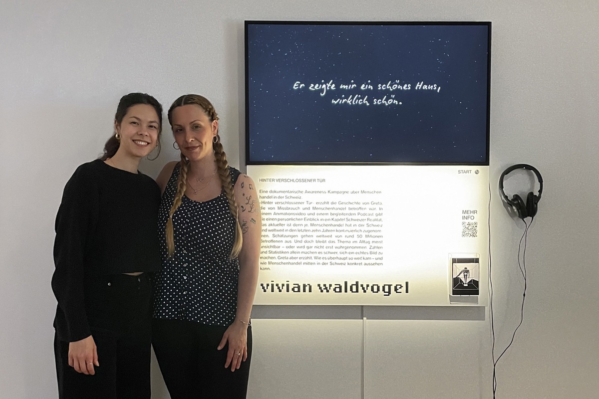 Vivian Waldvogel (links) und Greta Bernal. Hinter ihnen ein kleiner Ausschnitt aus der Diplomarbeit.