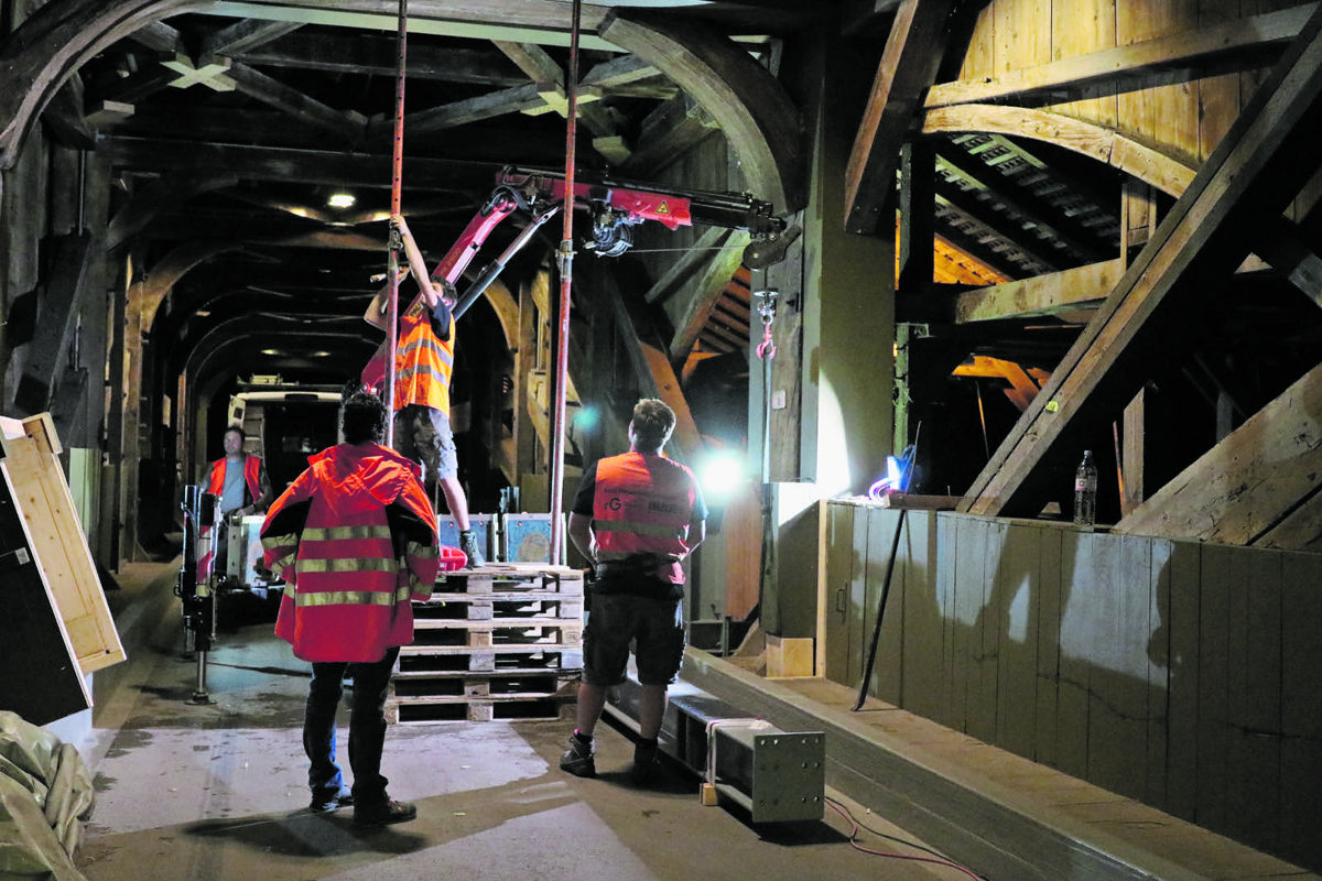 Mit Spriesswinden und dem kleinen Kran wird das Tragwerk stabilisiert und so weit leicht angehoben