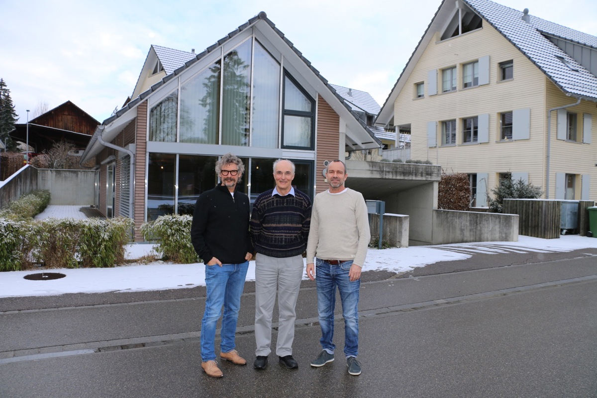 Ein Teil der federführenden Hausärzte beim Projekt Landpermanence vor den künftigen Praxisräumen (v. l.): Jean-Jacques Fasnacht (praktizierend in Marthalen)